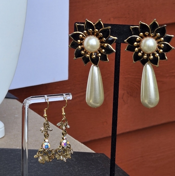 Vintage Black Gold Metal Floral Drop Fuax Pearl Clip On Earrings - Picture 12 of 15